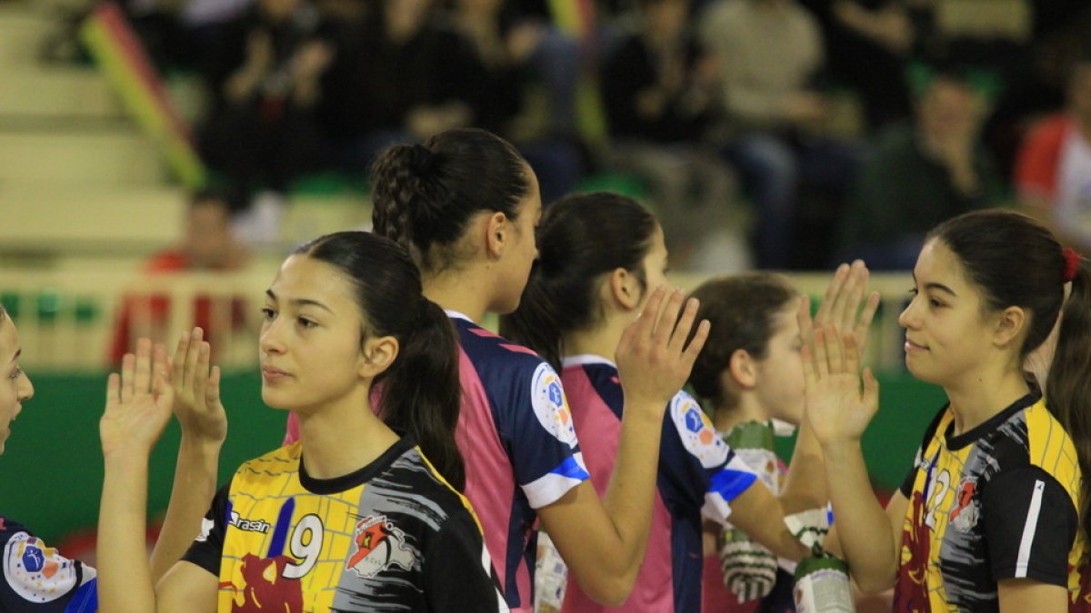Jugadoras de Castilla y León saludan durante un encuentro del CESA. / E. M.