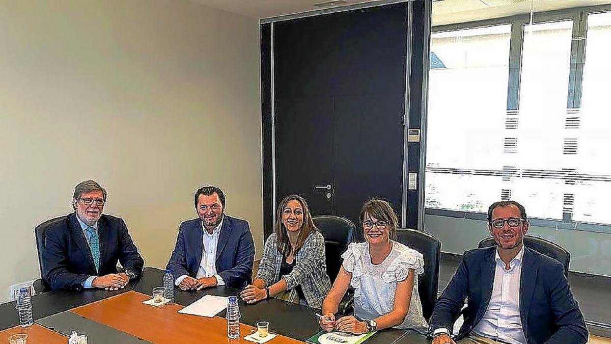 Representantes de Cermi y de Cecale, con sus presidentes a la cabeza en un momento de la reunión.-ICAL