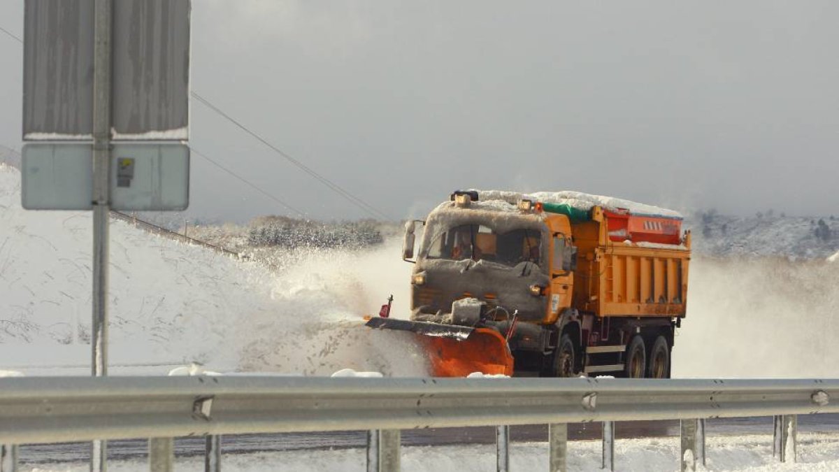 La actuación de los vehículos quitanieves ha permitido la reapertura del tráfico para vehículos pesados en la autopista de peaje que une León y Asturias, afectada por la acumulación de nieve registrada por las precipitaciones de las últimas horas. A las 1-Ical