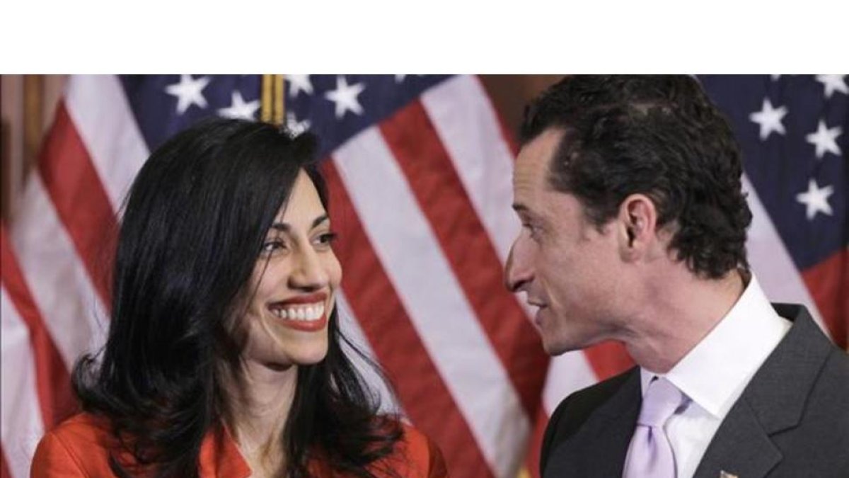 Anthony Weinar y Huma Abedin, en el 2015.-EL PERIÓDICO