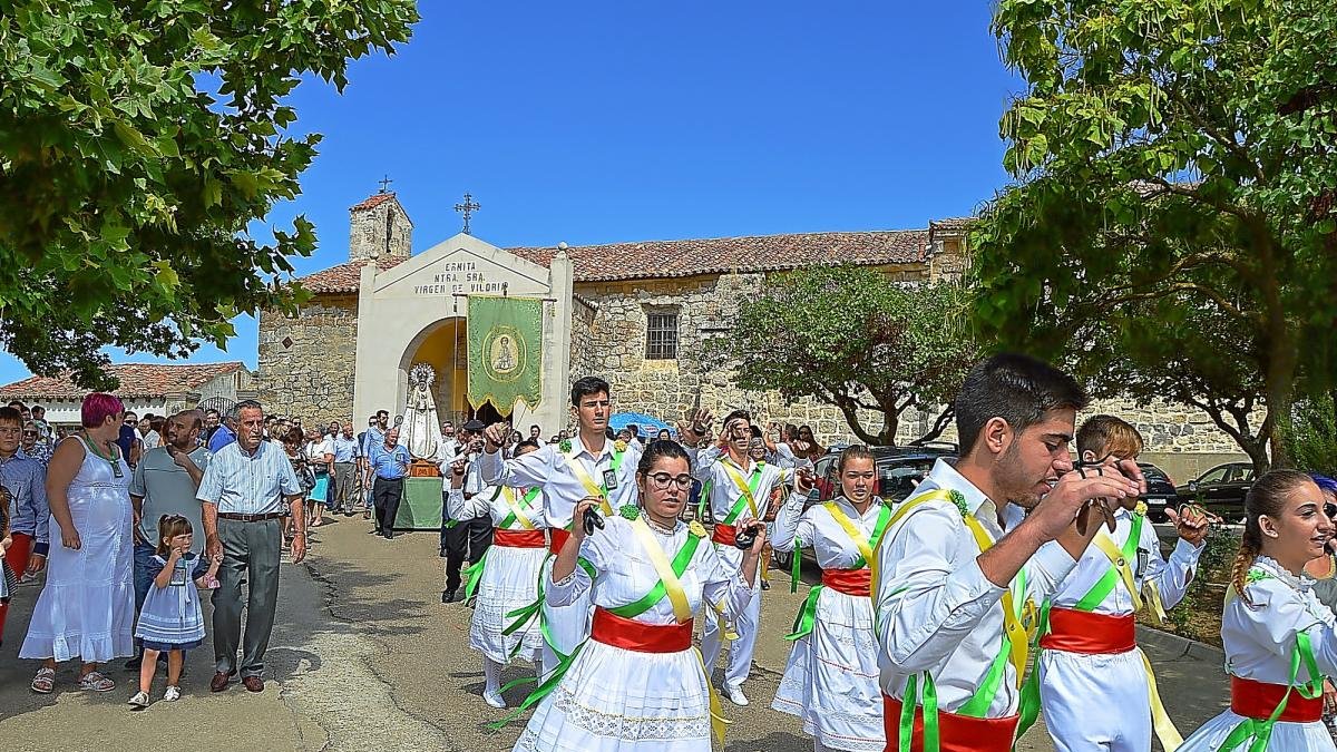 El tradicional atuendo de los jóvenes acompaña a la Virgen de Viloria en su salida de la Ermita.-EL MUNDO