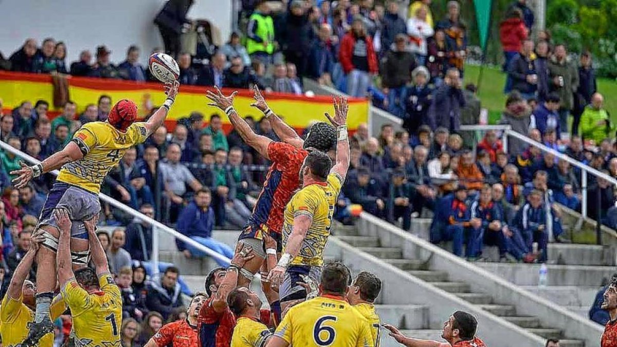 Touche del partido celebrado el pasado sábado en El Central entre España y Rumania.-FER