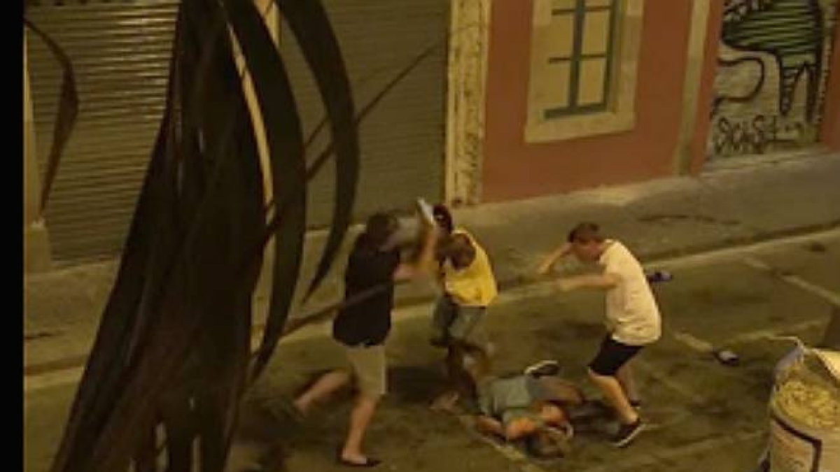 Un vecino agrede con un libro a unos escandalosos de fiesta.-Foto: YOUTUBE