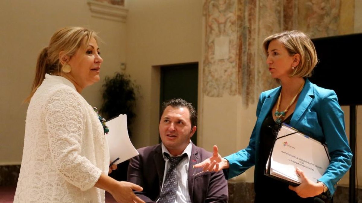 La vicepresidenta y consejera de Empleo, Rosa Valdeón, presenta el 'Plan Estratégico de Igualdad de Oportunidades para las Personas con Discapacidad'. Junto a ella, la consejera de Familia e Igualdad de Oportunidades, Alicia García.-ICAL