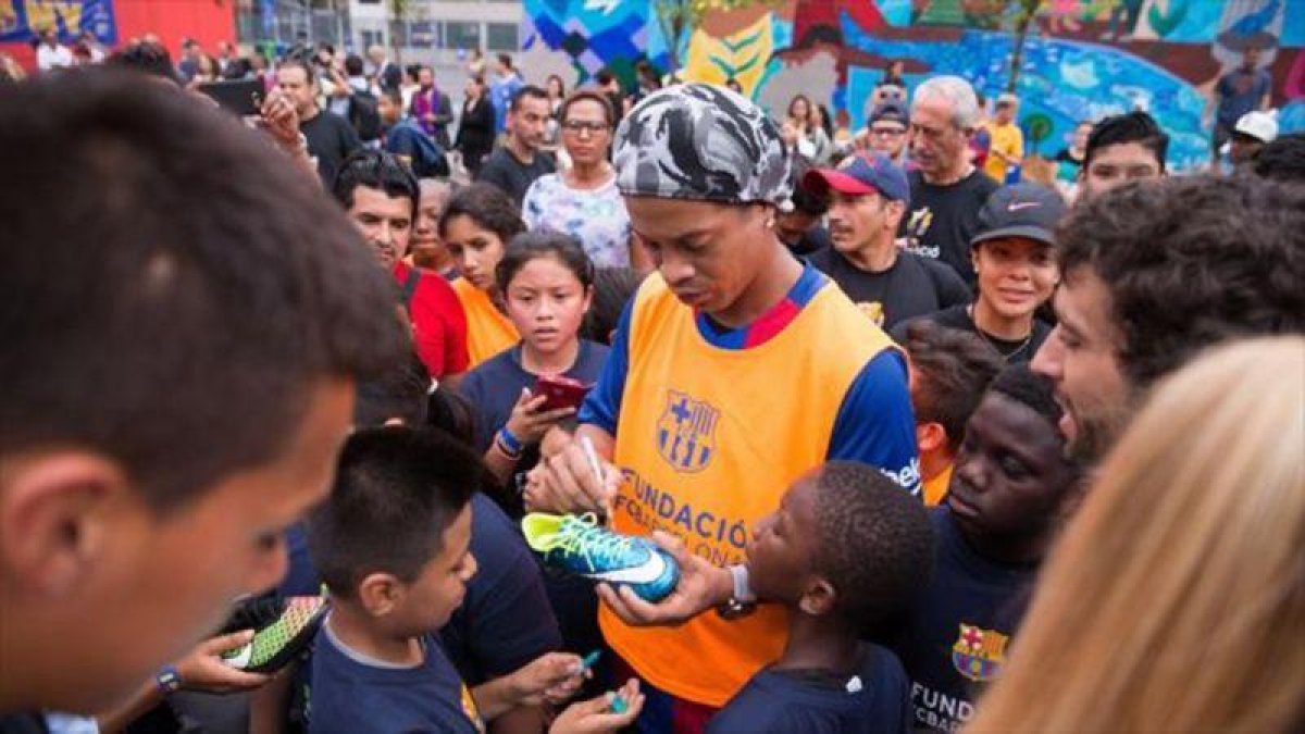 Ronaldinho colaboró en el desembarco.-FC BARCELONA