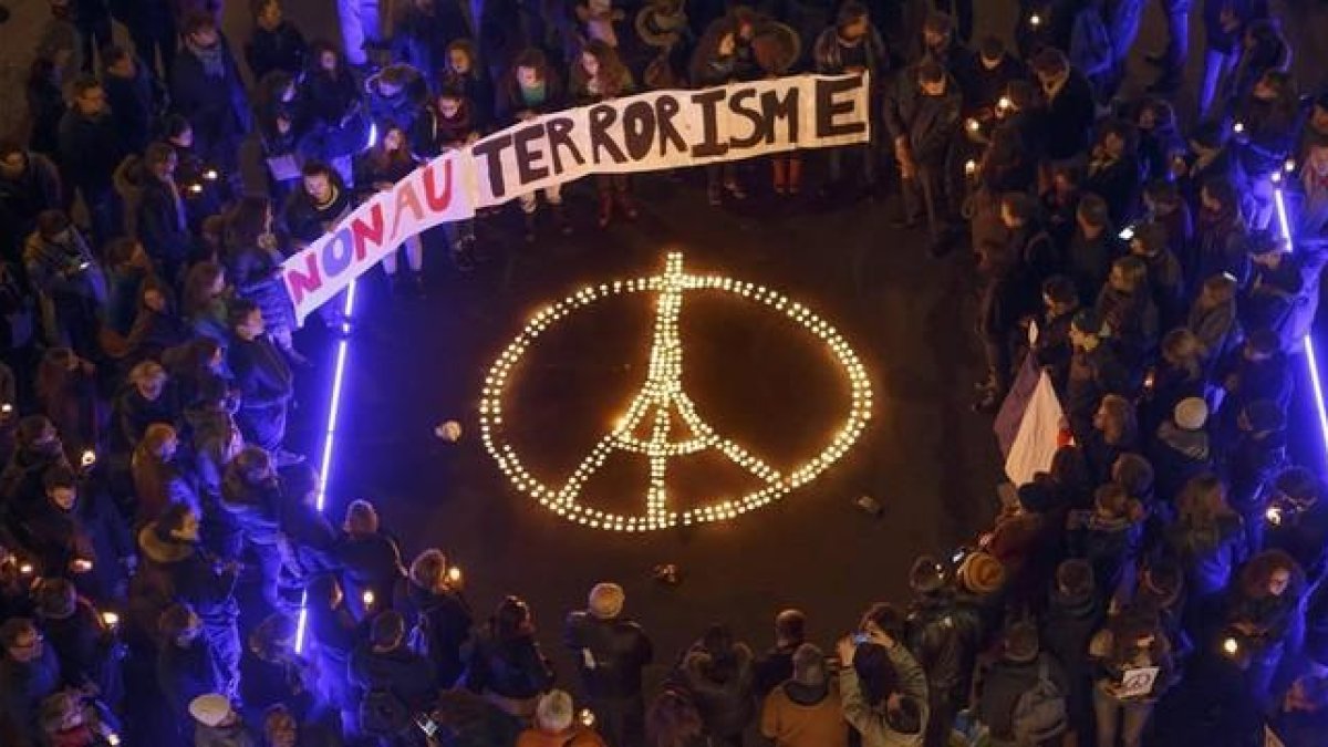 El símbolo de la Torre Eiffel en un homenaje a las víctimas del 13-N celebrado en Suiza.-EFE / SALVATORE DI NOLFI