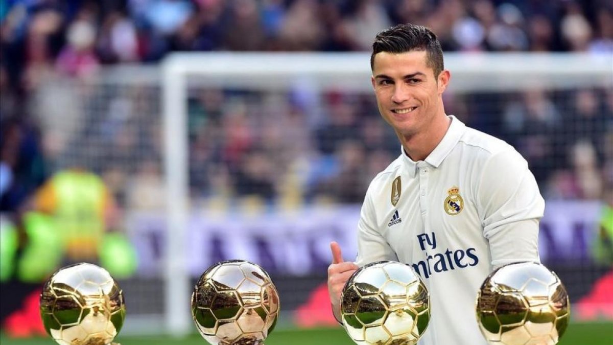 Cristiano Ronaldo posa en el Bernabéu con sus cuatro Balones de Oro el pasado mes de enero. /-AFP / GERARD JULIEN