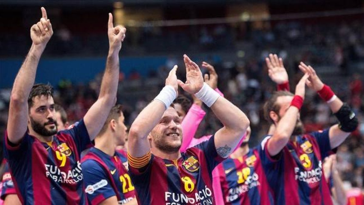 Los jugadores celebran con su afición la victoria en Colonia-Foto:   EFE / MARIUS BECKER