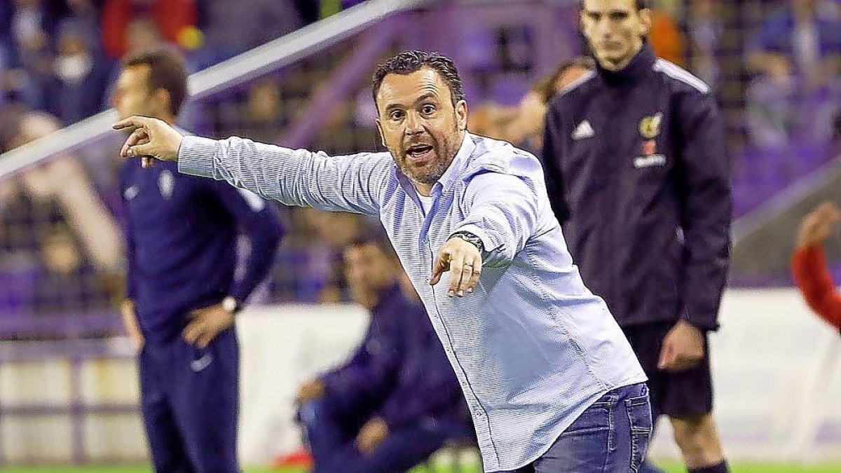 Sergio da órdenes en el partido del playoff de ascenso ante el Sporting.-J. M. LOSTAU