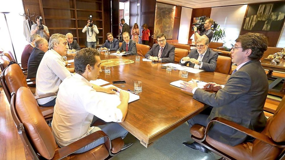 Mañueco preside su primer Consejo del Diálogo Social, junto a los consejeros de Empleo e Industria y Economía y Hacienda, ayer.-ICAL