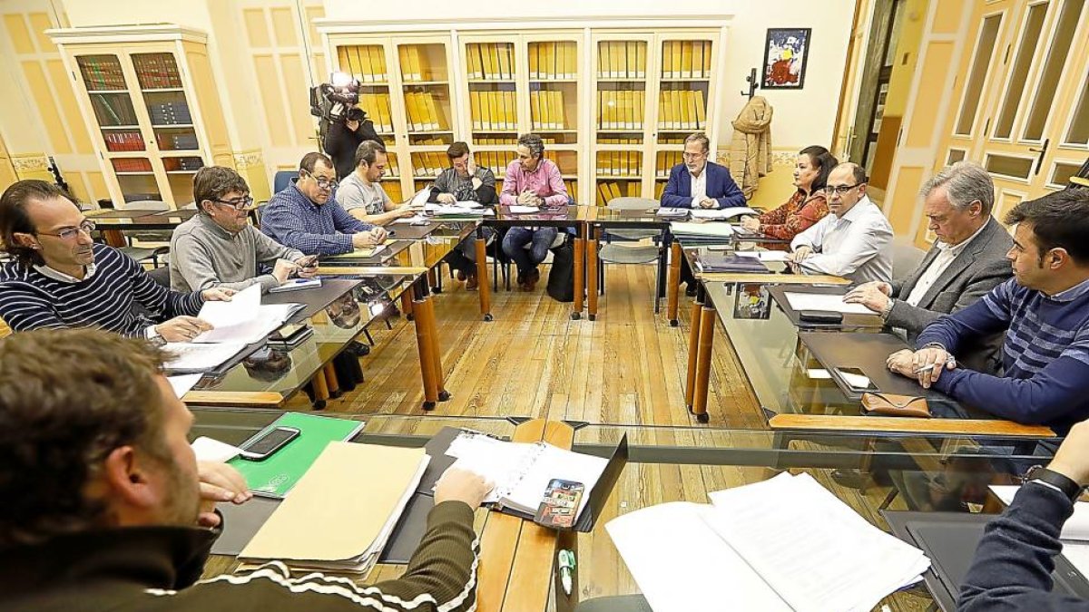 Reunión del Comité de Empresa de Auvasa con Manuel Saravia y Luis Vélez.-J.M.LOSTAU