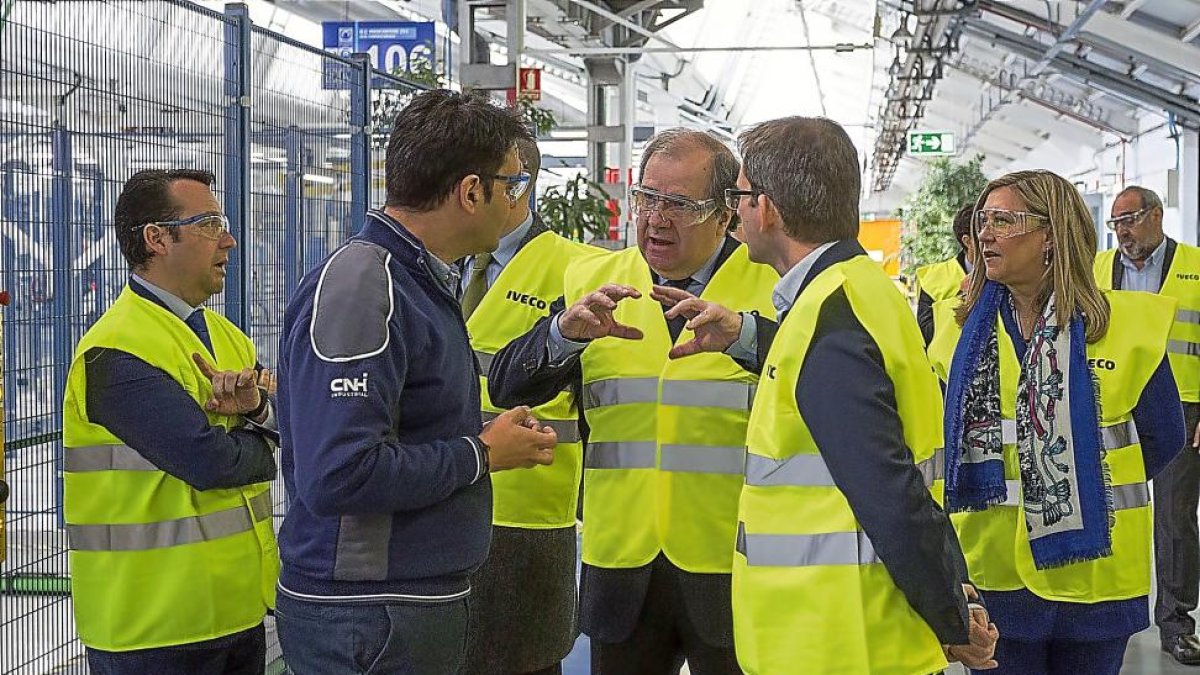 Herrera conversa con el jefe de Producción de Iveco en presencia de Lahutte y Pilar del Olmo. )-MIGUEL ÁNGEL SANTOS (PHOTOGENIC
