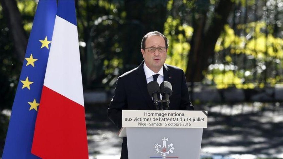 Hollande, durante su discurso en la ceremonia de homenaje a las víctimas del atentado del Paseo de los Ingleses, en Niza.-EFE / SEBASTIEN NOGIER