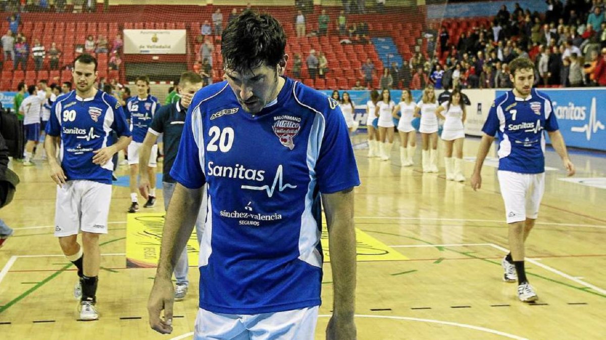 Ávila, en primer plano, abandona cabizbajo la cancha tras la conclusión del Atlético-Teucro-J.M.Lostau