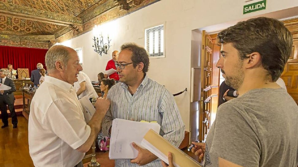 Héctor Gallego, en el centro, charla con Luis Minguela minutos después de terminar el pleno.-M.Á. Santos