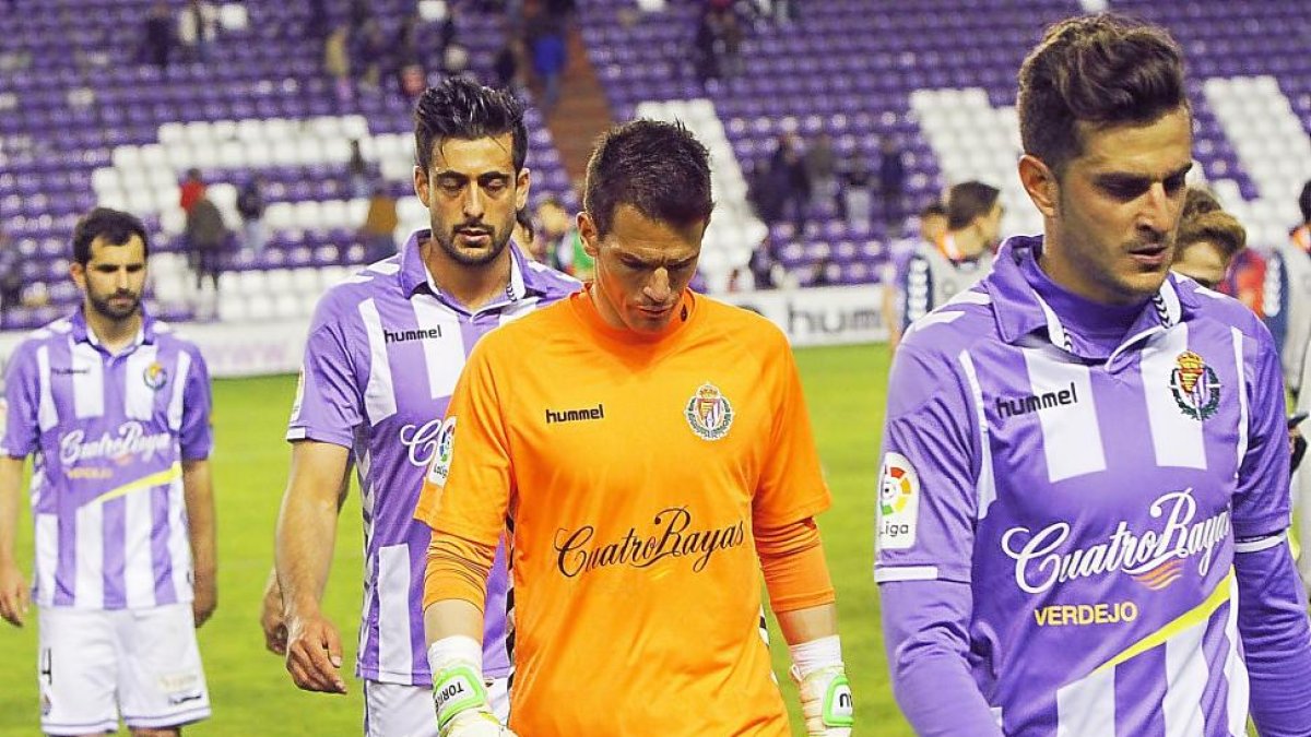 Los jugadores del Valladolid se retiran cabizbajos al vestuario tras la derrota frente al Levante.-J.M.LOSTAU