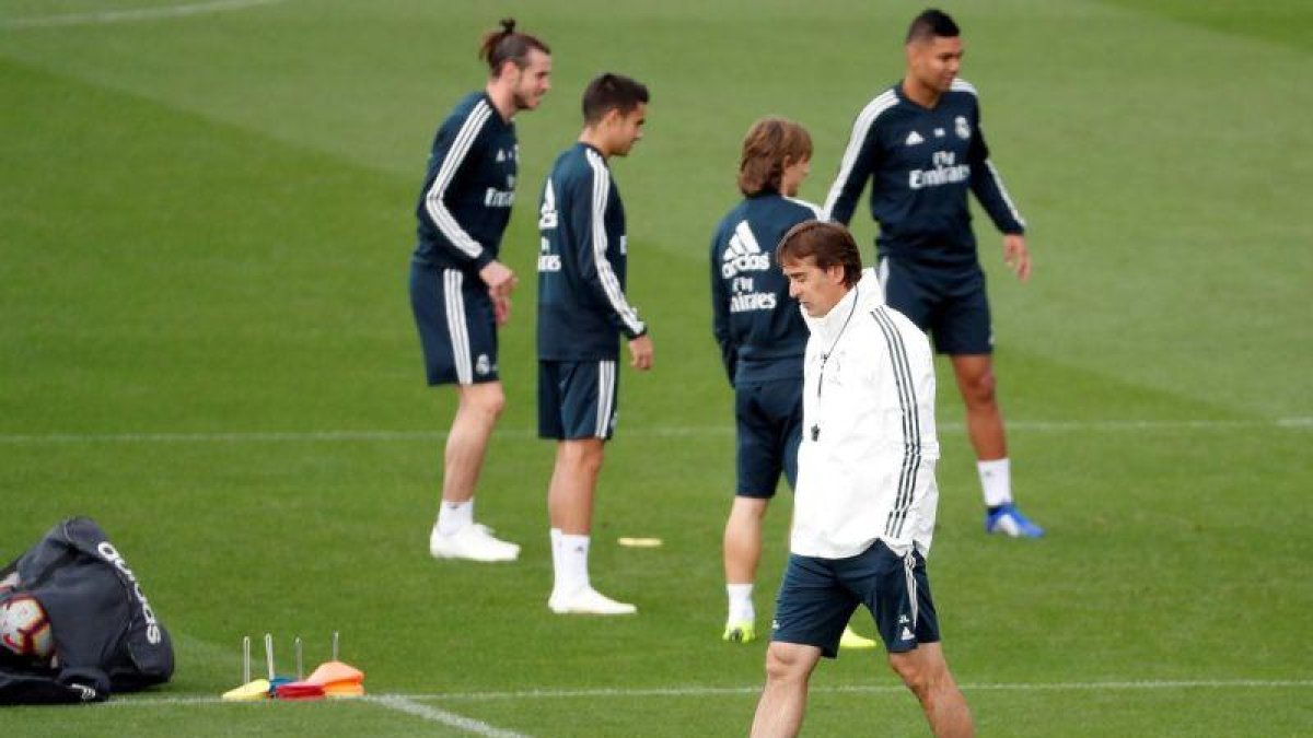 Julen Lopetgui, entrenador del Real Madrid, pensativo durante el entrenamiento de este viernes. /-EFE