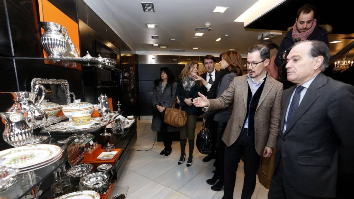 El consejero de Economía y Empleo, Tomás Villanueva, visita las instalaciones de la empresa Balta Joyero de León-Ical