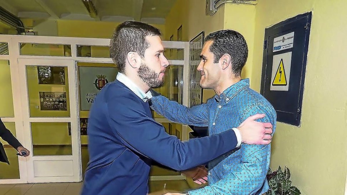 Nacho González y Mario Arranz coincidieron en las oficinas del club y realizaron un cordial saludo.-MIGUEL ÁNGEL SANTOS (PHOTOGENIC)