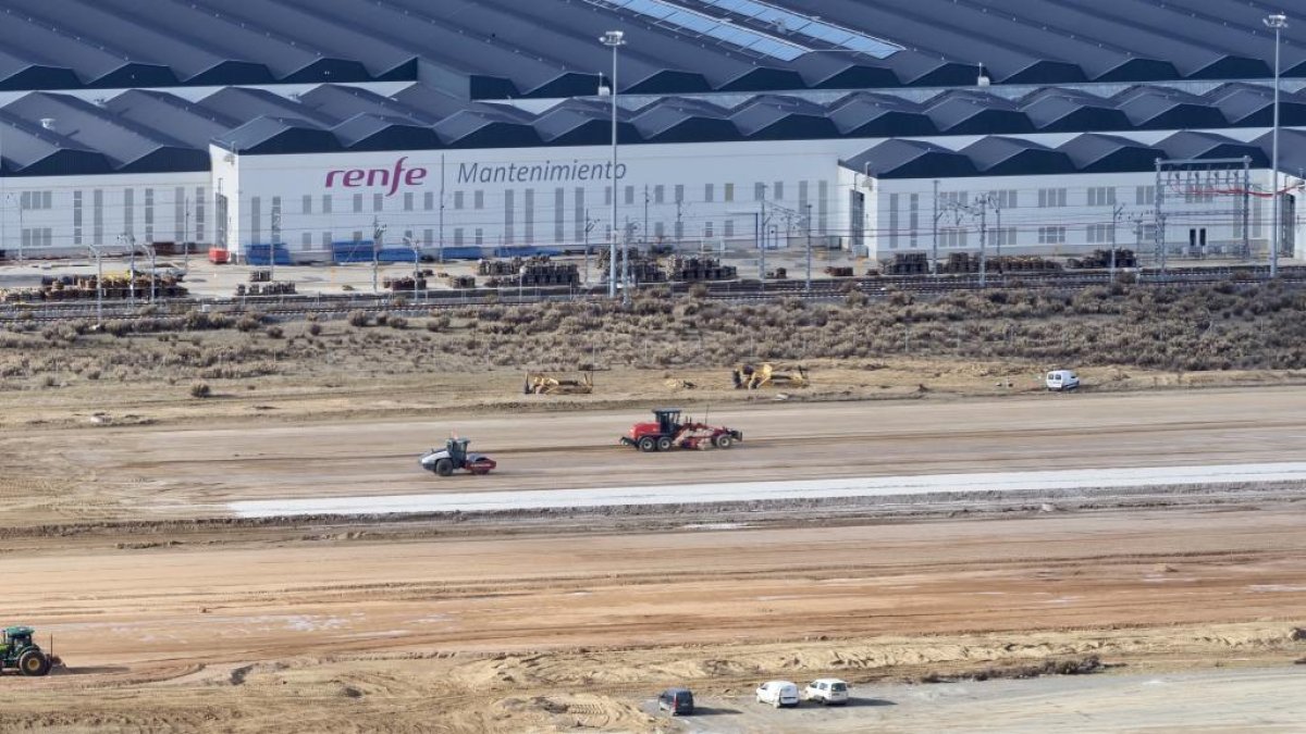 <p>La nueva playa de vías en Valladolid contará con siete vías sobre balasto de más de 750 metros de longitud, para la recepción y expedición de trenes. Tras estas obras la ciudad se convertirá en un ambicioso polo logístico ferroviario y será clave en el transporte de mercancías hacia el noroeste del país y, a la inversa, desde el norte hacia el interior.</p>