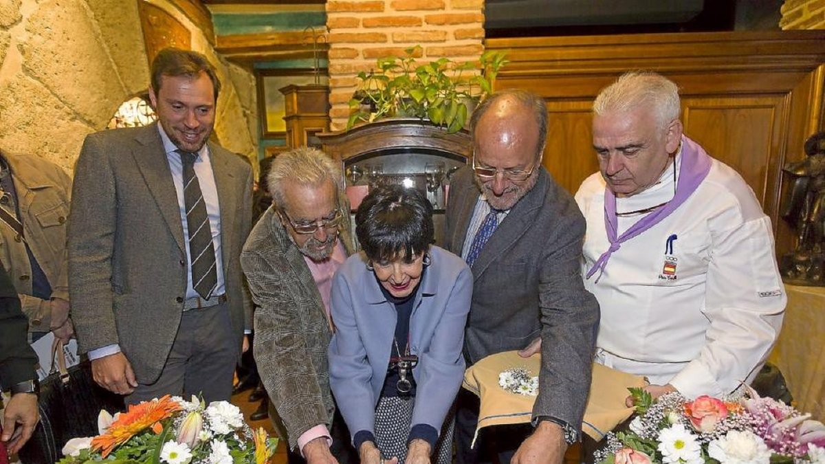 Óscar Puente, Tomás Rodríguez Bolaños, Concha Velasco, Javier León de la Riva y Francisco Martínez, en el momento de cortar la cinta de la sala ‘Concha Velasco’-Pablo Requejo