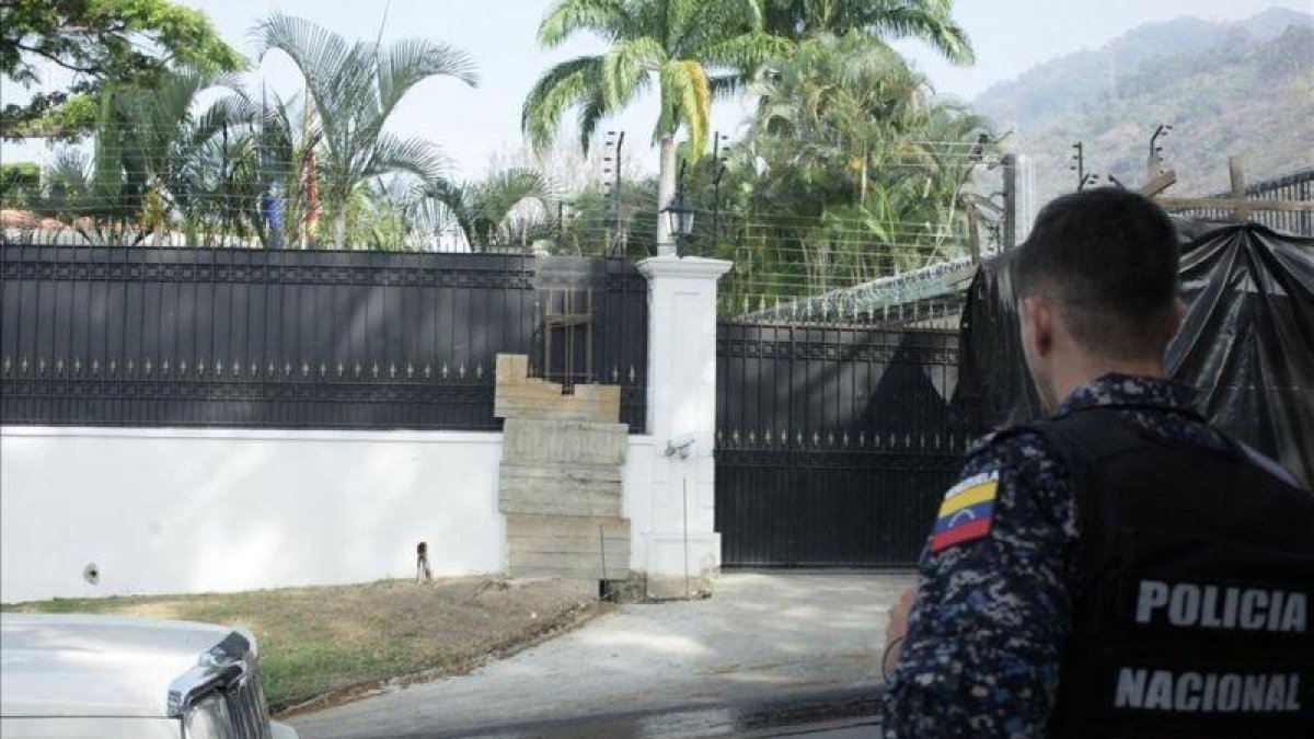 Un policía venezolano frente a la Embajada española en Caracas.-CARLOS EDUARDO RAMÍREZ (REUTERS)