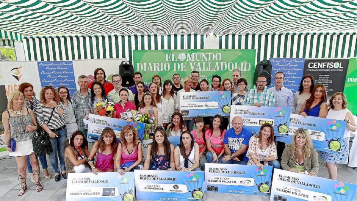 Foto de familia con los ganadores de la Liga Regular y de la Final Six y los patrocinadores de la competición.-J. M. Lostau