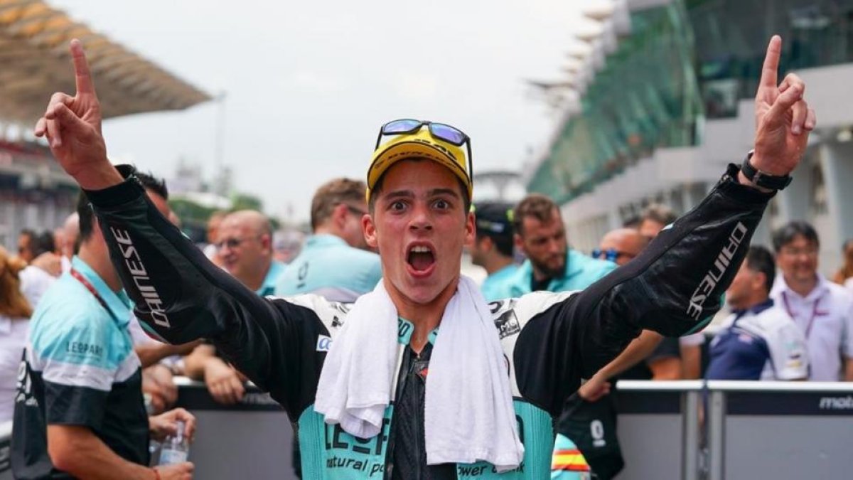 El campeón mallorquín Joan Mir (Honda) celebra, en el corralito de Sepang, su 10ª victoria de la temporada.-ALEJANDRO CERESUELA