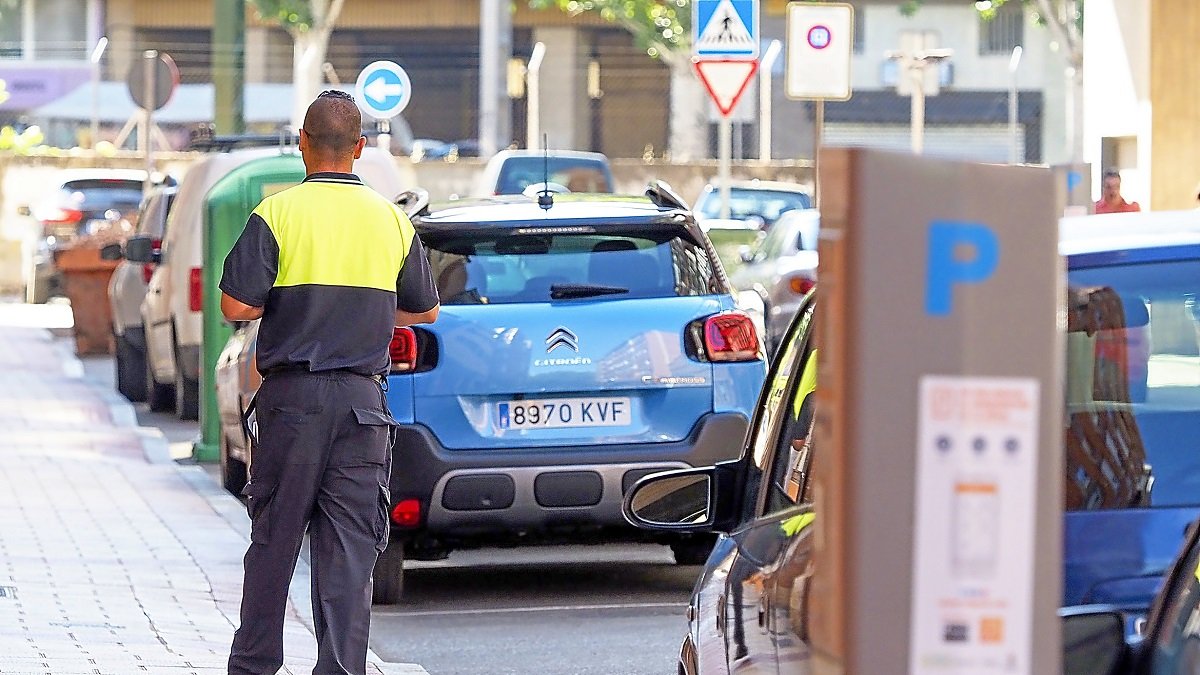 Un vigilante de la zona de la ORA realiza la ronda en la zona de Circular y Vadillos que se sumó en 2019 a la zona azul.- PHOTOGENIC