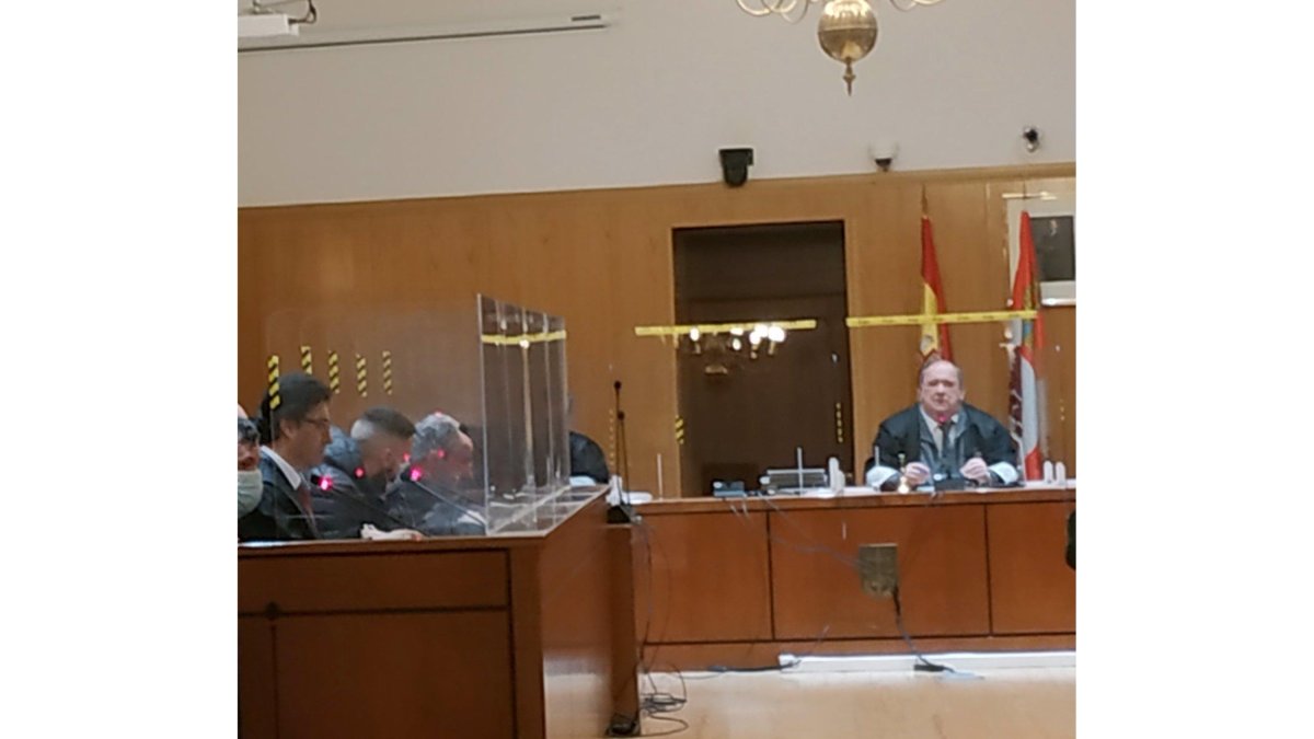 El magistrado José Luis Ruiz Romero, al fondo, presidiendo un juicio en la Audiencia de Valladolid. Foto archivo. - EUROPA PRESS