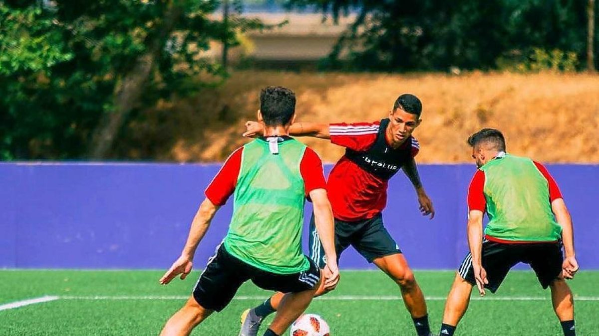 Marcos André intenta regatear a dos rivales en el entrenamiento de ayer con el Promesas.-RVCF