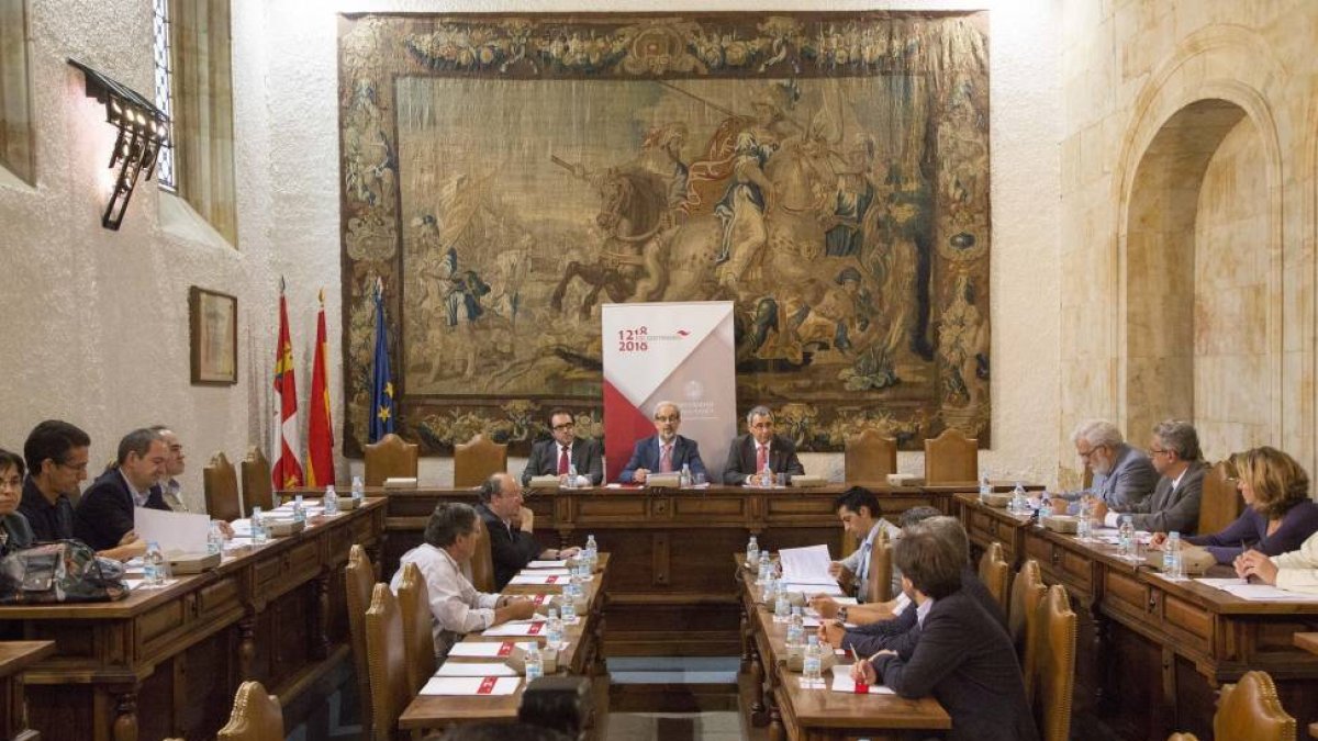 El rector de la Universidad de Salamanca, Daniel Hernández Ruipérez, constituye la Comisión Asesora para la conmemoración del VIII Centenario de la Universidad de Salamanca-Ical