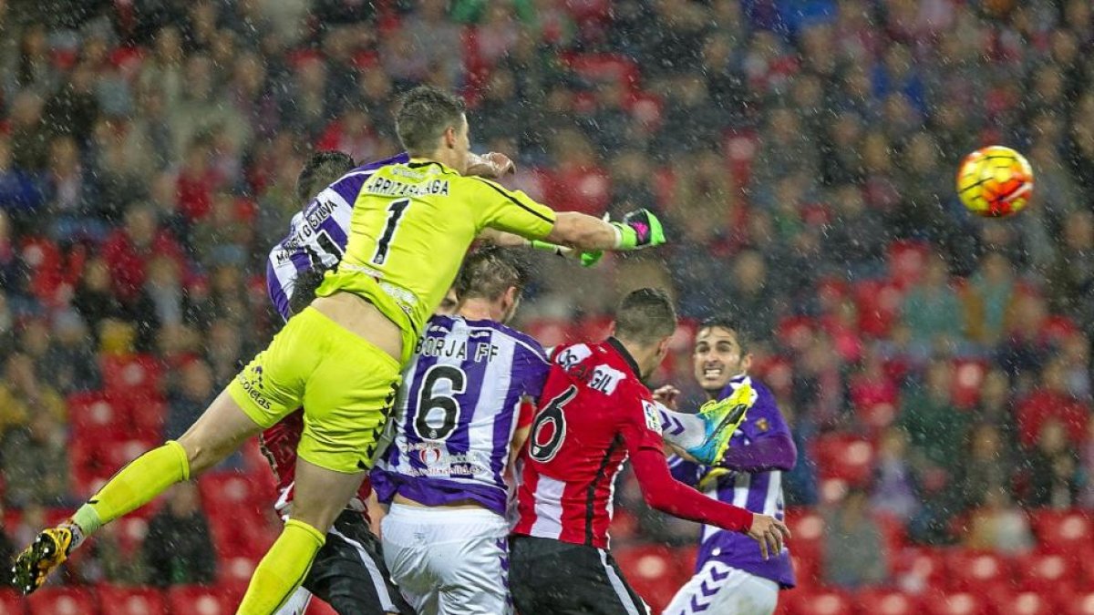 Kepa despeja ante los centrales Silva y Juanpe y el medio defensivo Borja, el sábado en San Mamés.-I. ANDRÉS / ARABA PRESS