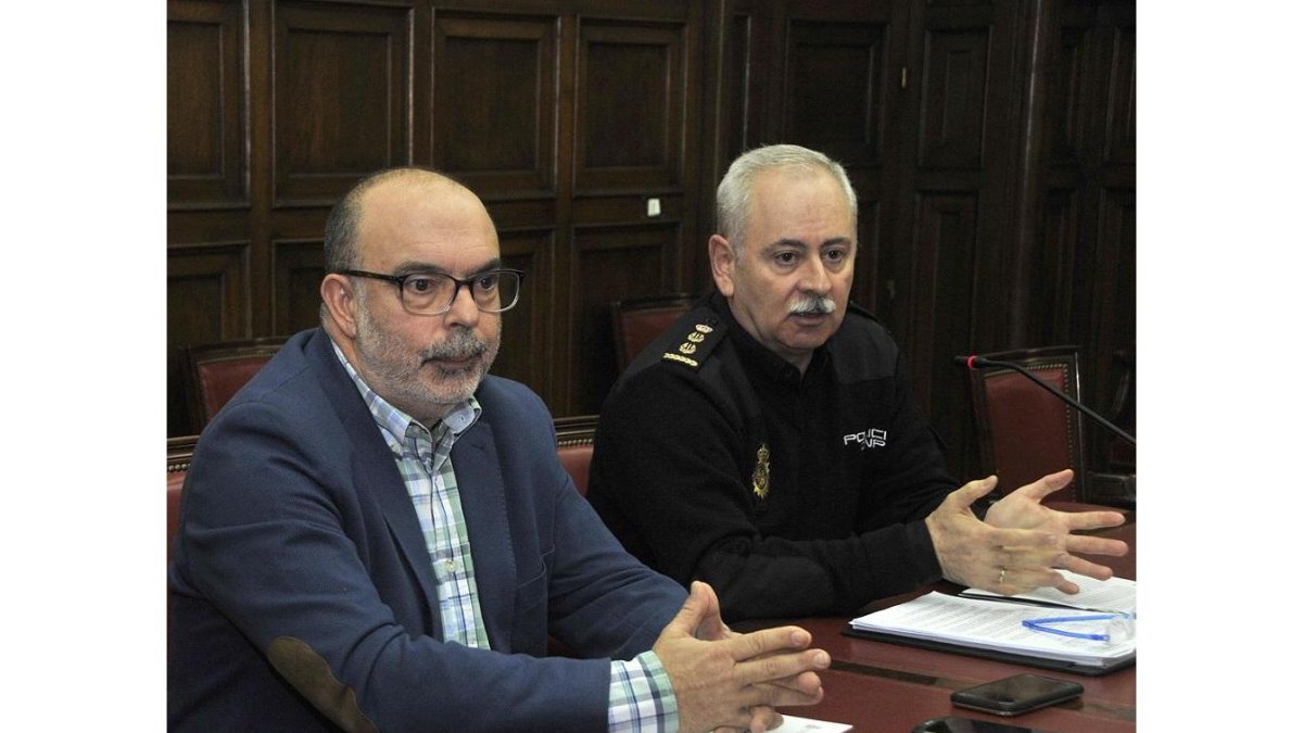 El subdelegado Miguel Latorre y el comisario Luis Gibert.-VALENTÍN GUISANDE