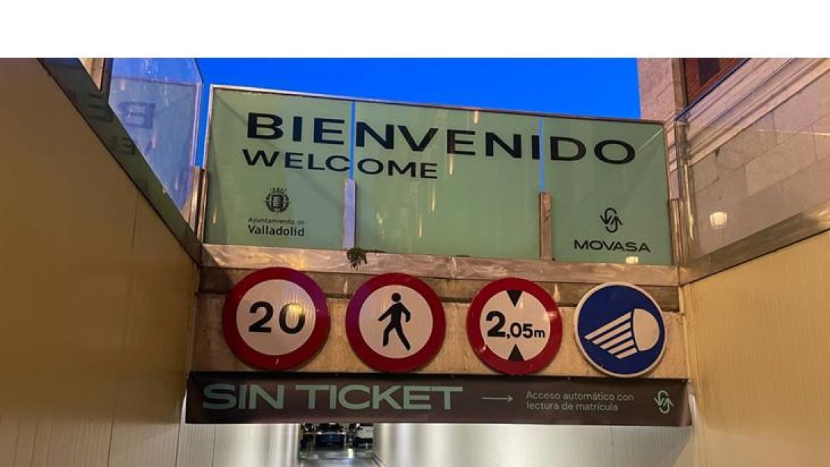 Entrada al aparcamiento de la plaza Mayor de Valladolid.- AUVASA