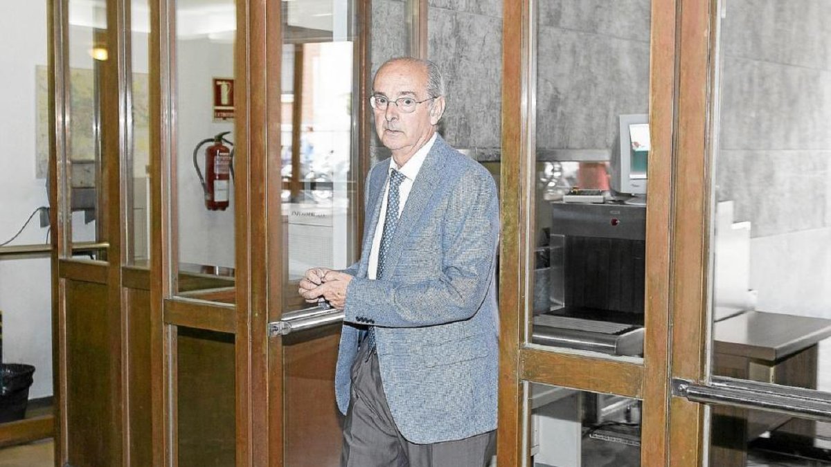 Luis Alberto Samaniego, entrando en los juzgados.-MIGUEL ÁNGEL SANTOS /PHOTOGENIC.