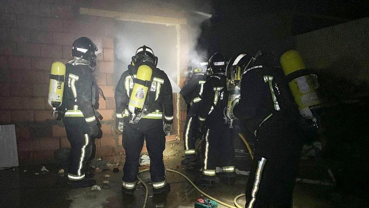 Incendio en una caseta situada en el interior del patio de una vivienda en Matilla de la Vega (León)-ICAL