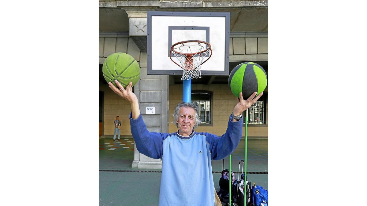 Luis Martín Moratinos posa con dos balones en los patios del Lourdes.-J.M. LOSTAU