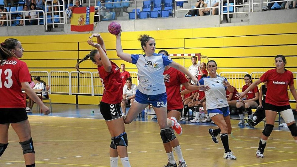 Cecilia Cossío se eleva entre dos rivales durante un partido antes de lesionarse.-EL MUNDO