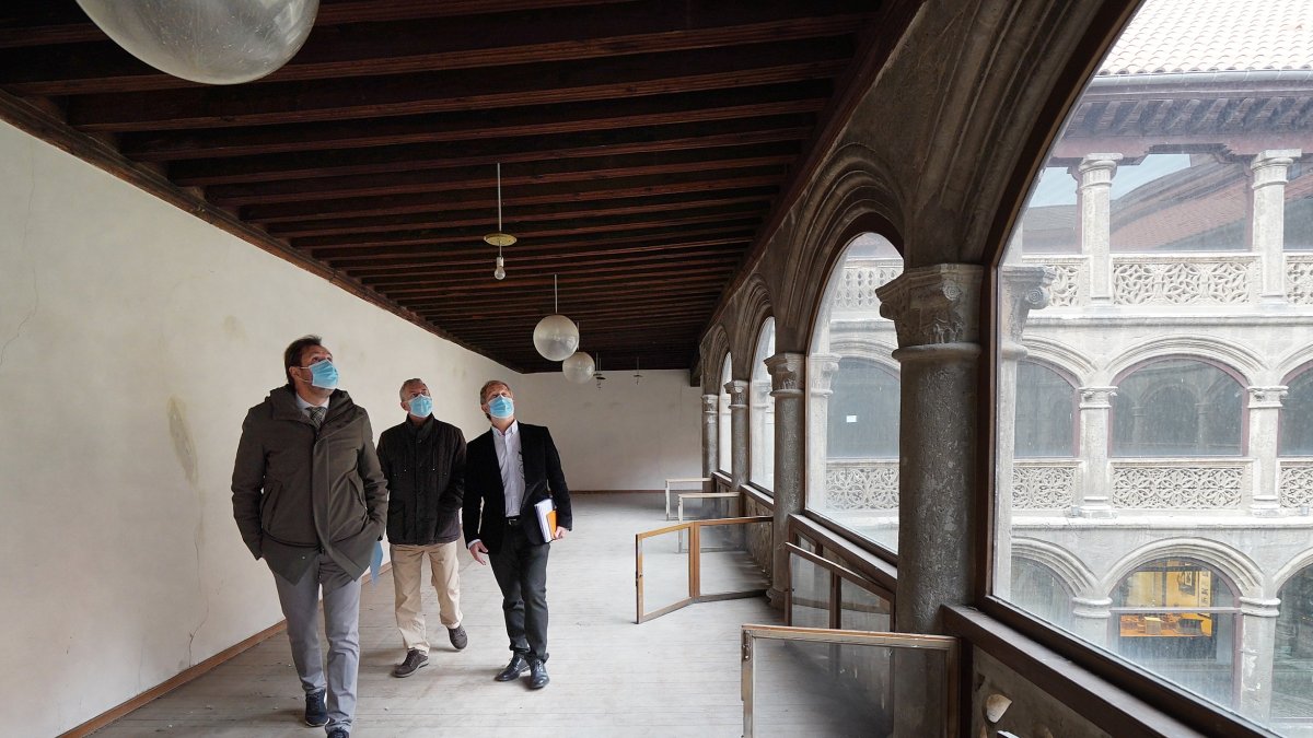 El alcalde Óscar Puente, el concejal de Planeamiento Urbanístico y Vivienda, Manuel Saravia, y el arquitecto encargado visitan Las Francesas. E.M.