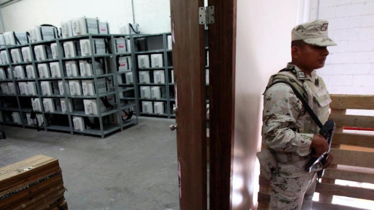 Un soldado custodia material electoral en la ciudad de Juárez.-/ REUTERS / JOSÉ LUÍS GONZÁLEZ