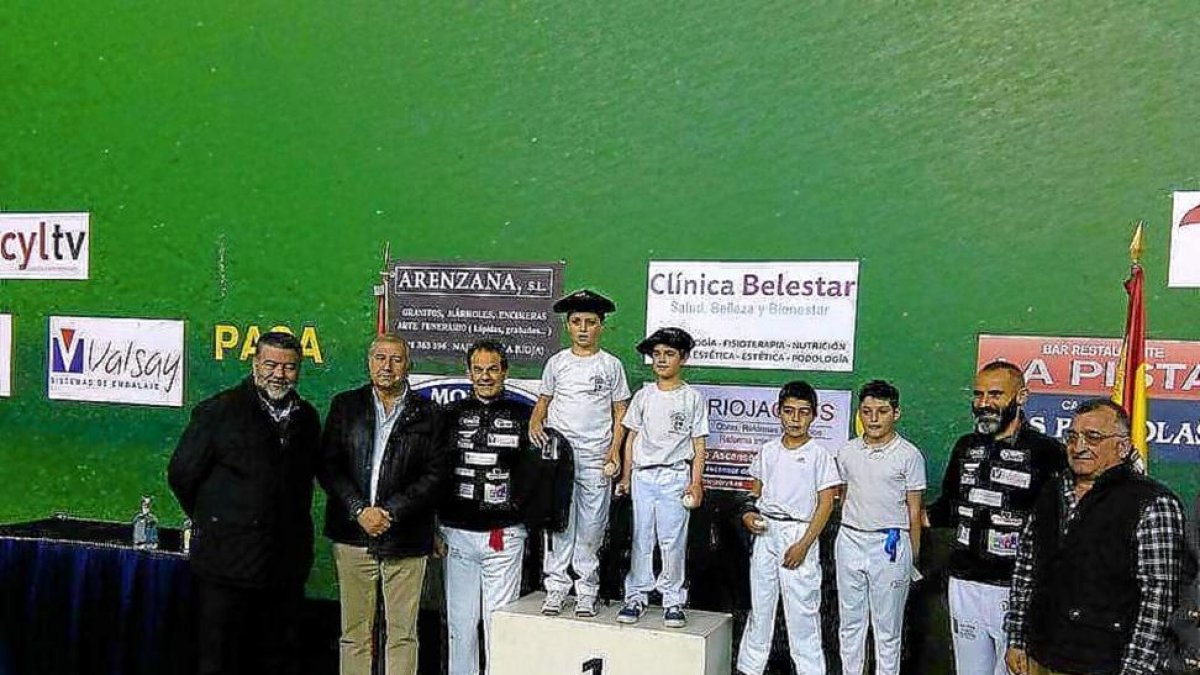 Campeones y subcampeones benjamines posan con los patrocinadores.-EM