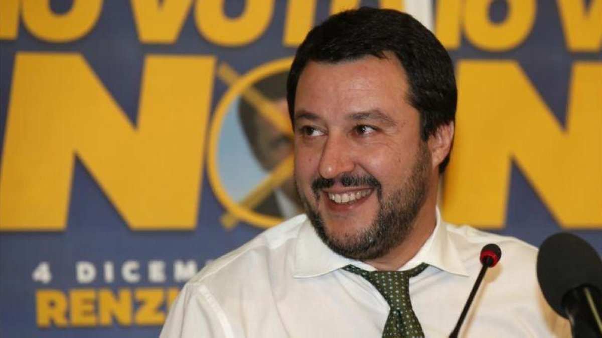 Matteo Salvini sonríe durante una rueda de prensa en la sede de su partido, la Liga Norte, en Milán, este domingo.-AP / ANTONIO CALANNI