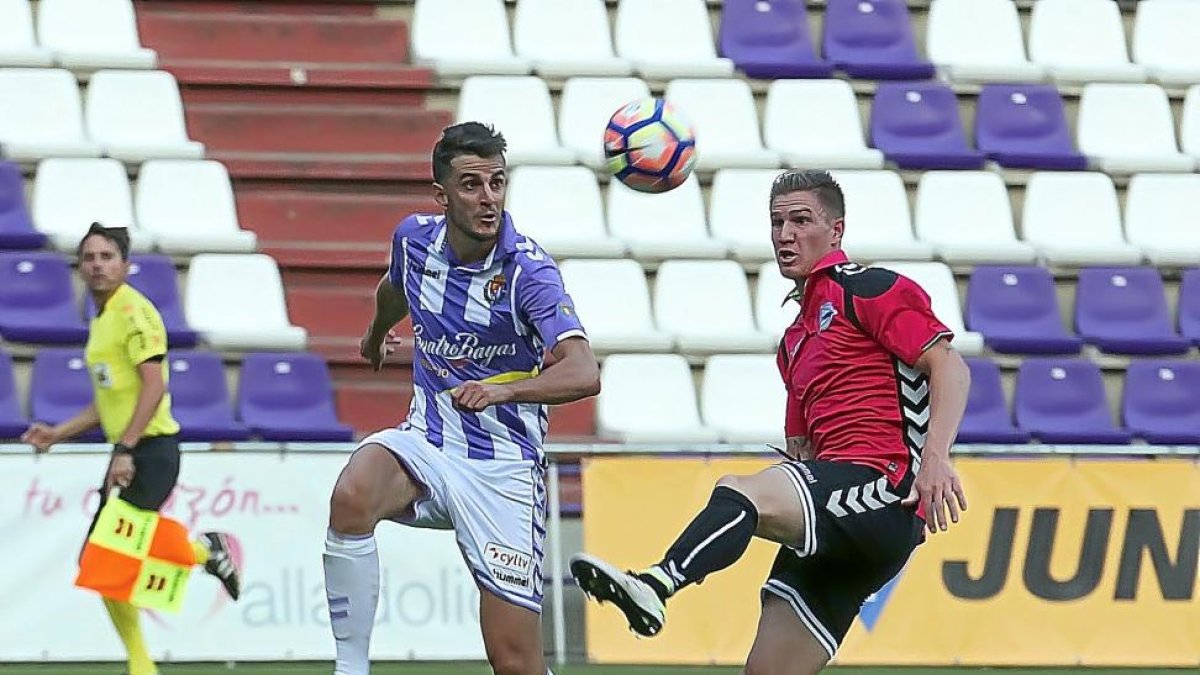 Juan Villar intenta un control del balón en el partido frente al Alavés.-PABLO REQUEJO