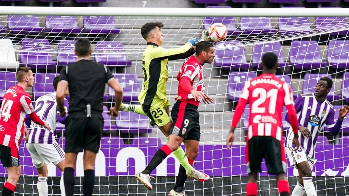 Aceves despeja de puños en el duelo ante el Logroñés. / RV / I. SOLA