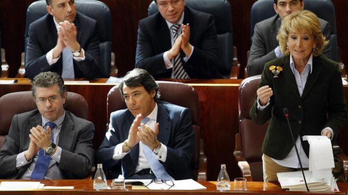 Francisco Granados e Ignacio González aplauden a Esperanza Aguirre en un pleno de la Asamblea de Madrid, en marzo del 2009.-JUAN MANUEL PRATS