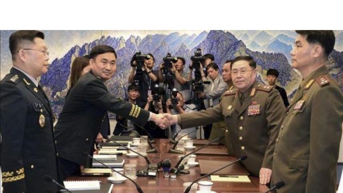 El general norcoreano An Ik San (derecha) da la mano a su homólogo surcoreano, Kim Do-gyun.-YONHAP