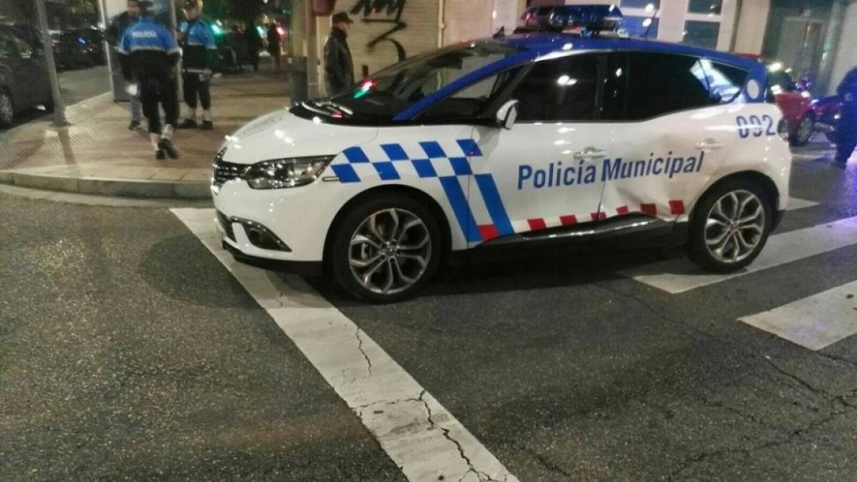 Estado del vehículo policial tras la colisión.-EUROPA PRESS