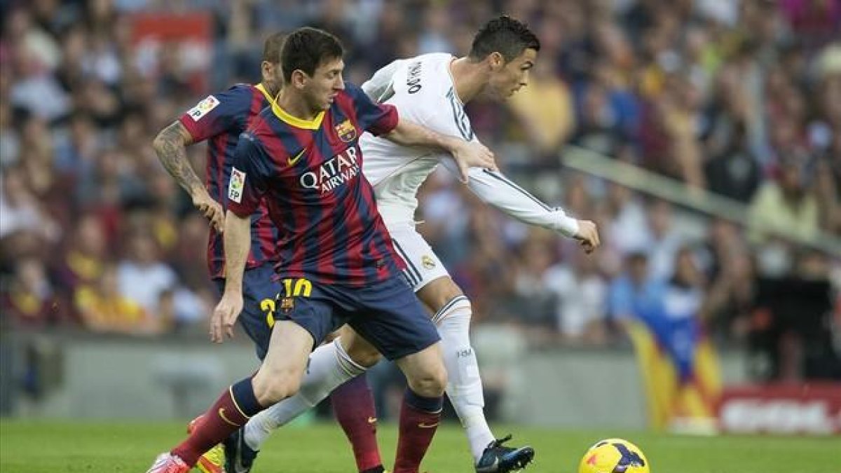 Leo Messi y Cristiano Ronaldo, durante un Barça-Madrid.-JORDI COTRINA