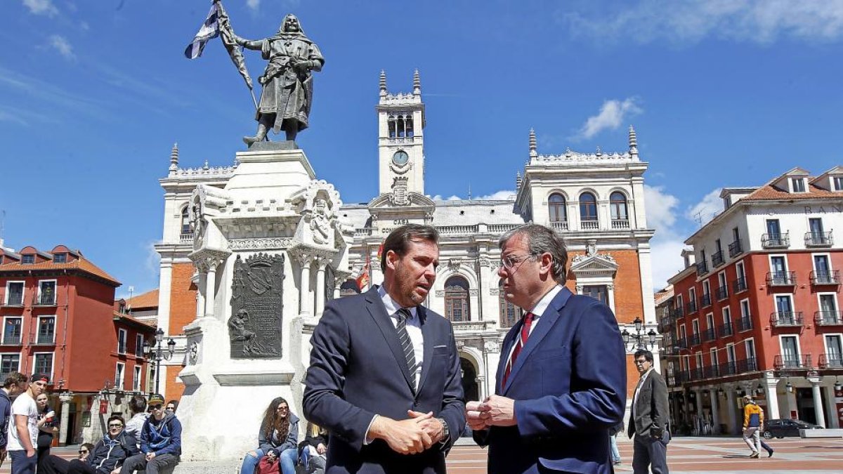 Óscar Puente y Antonio Silván charlan en la Plaza Mayor, junto a la estatua del Conde Ansúrez.-J. M. LOSTAU